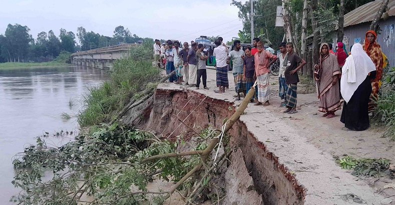 টাঙ্গাইলে ধলেশ্বরী নদীর ব্রীজের সংযোগ সড়ক ভেঙে যোগাযোগ বিচ্ছিন্ন হয়ে পড়েছে